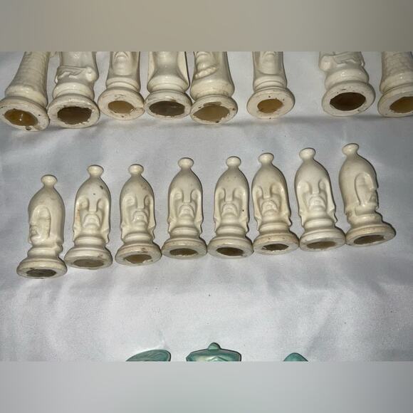 VTG DUNCAN MEDIEVAL CHESS SET GLAZED TURQUOISE WHITE CERAMIC COMPLETE 32 PIECES - Picture 9 of 16